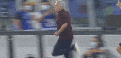 补时阶段,他在禁区内接肖穆罗多夫回传后凌空抽射破门,将比分锁定为2