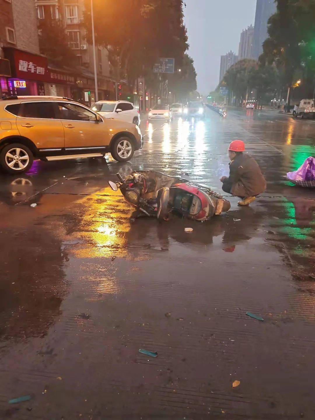 雨天路滑,区社保局外一电瓶车大叔被撞了