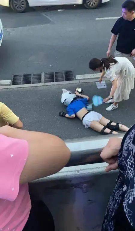 【朝阳"炸街族"警惕】漂亮女骑,当场身亡.