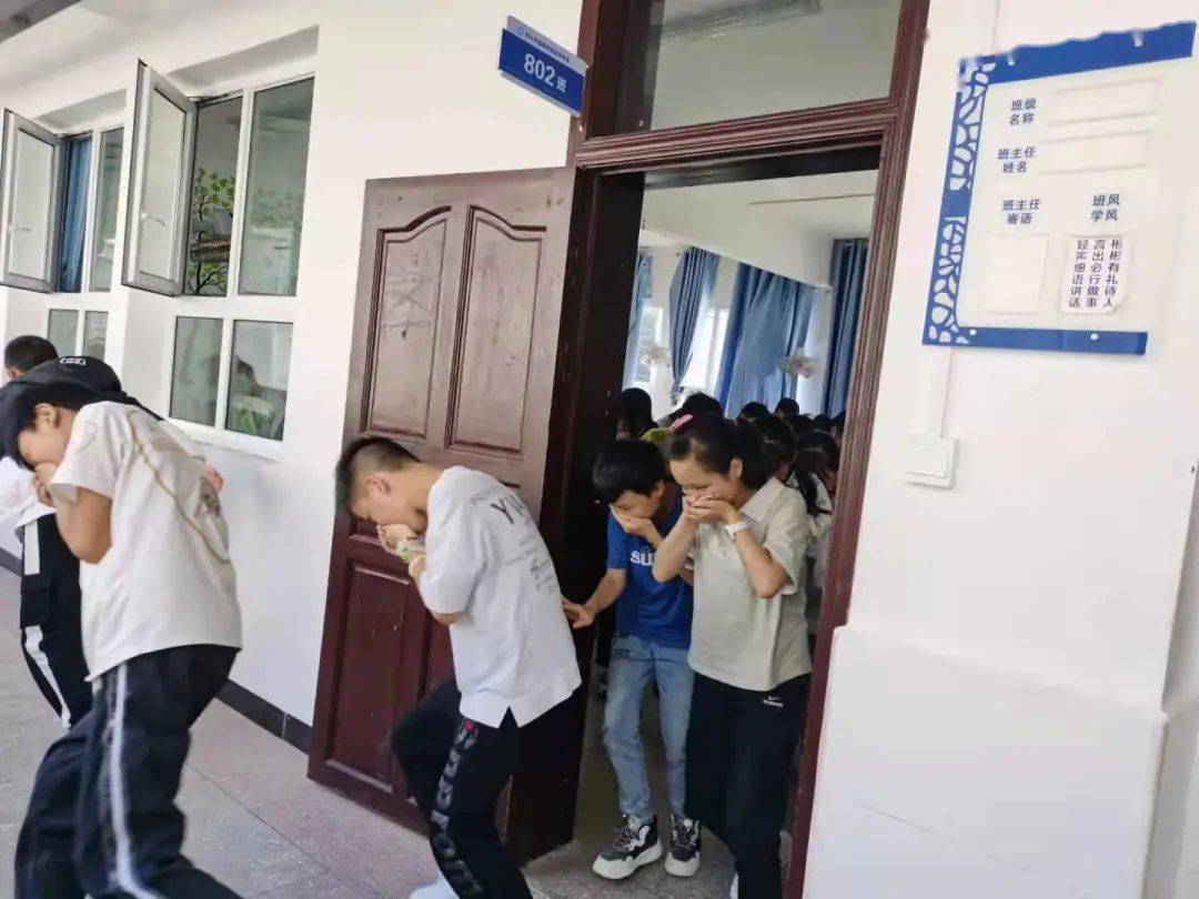 校园应急演练,筑牢安全防线!_疏散