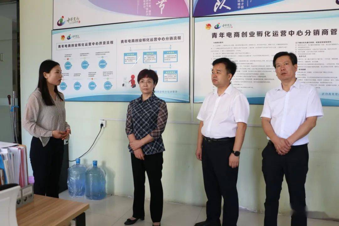 【要闻】县委书记蒲春侠调研电商工作