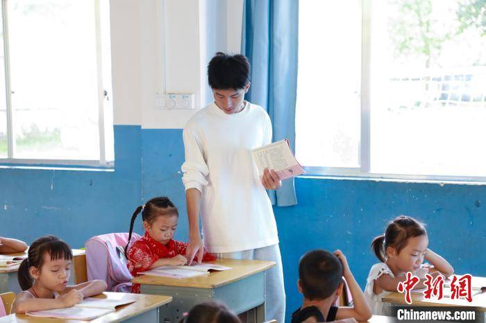 对话广西乡村教师赖家益因为淋过雨总想为别人撑伞