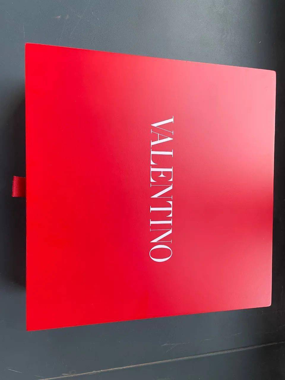 valentino这次的月饼礼盒非常中国风,纯红色的外包装给人一种非常喜庆