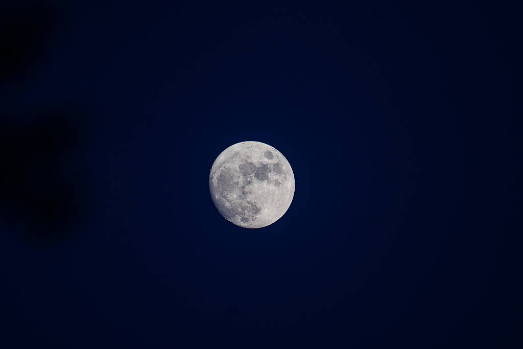 中国|江西赣州：夜幕中渐盈凸月景观壮美