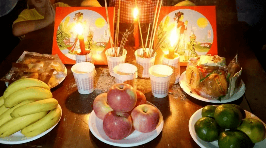 习俗不同  在北方中秋节祭拜月亮的时候,所上供的水果都有北方