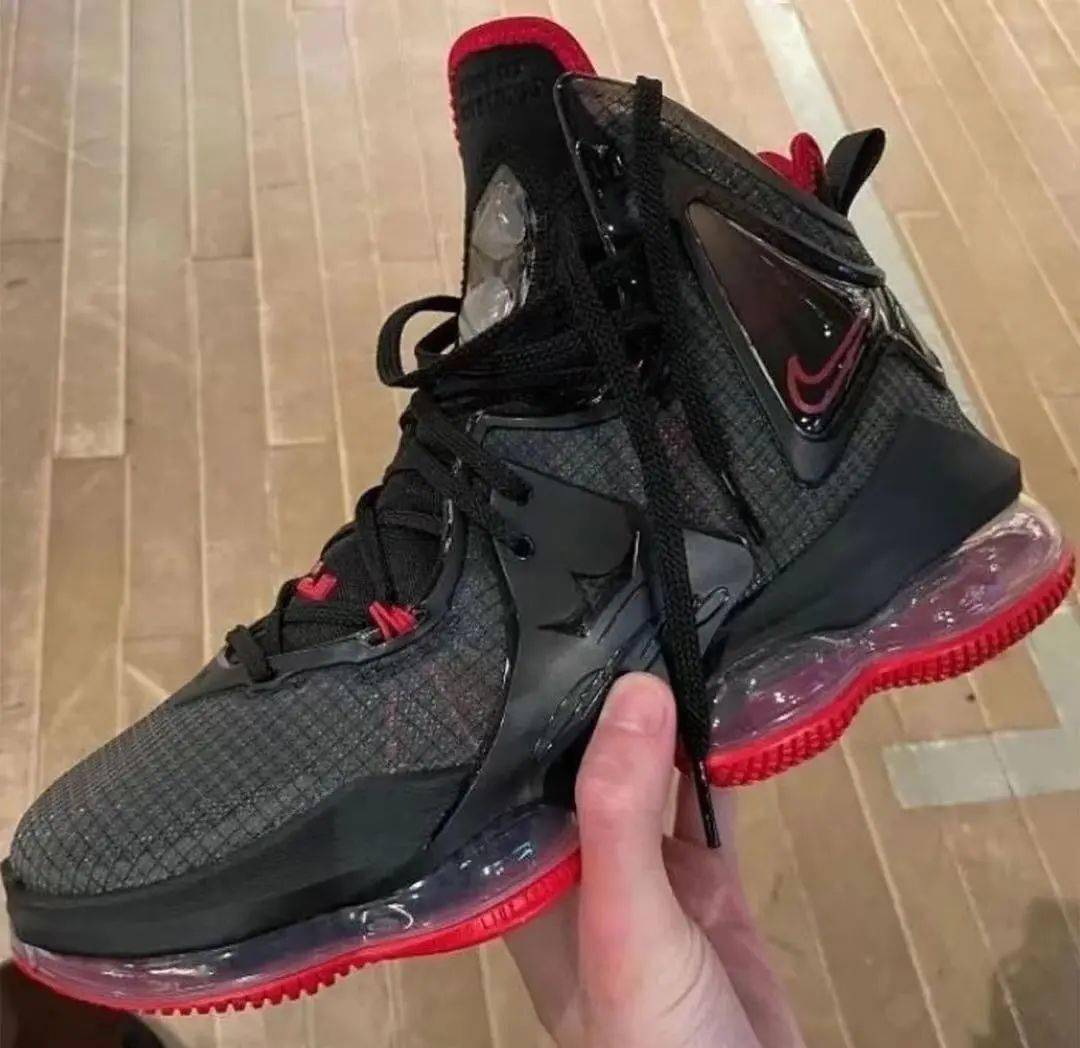 br发布詹19实物照片 今日知名媒体br kicks晒出了詹姆斯第十九代战靴