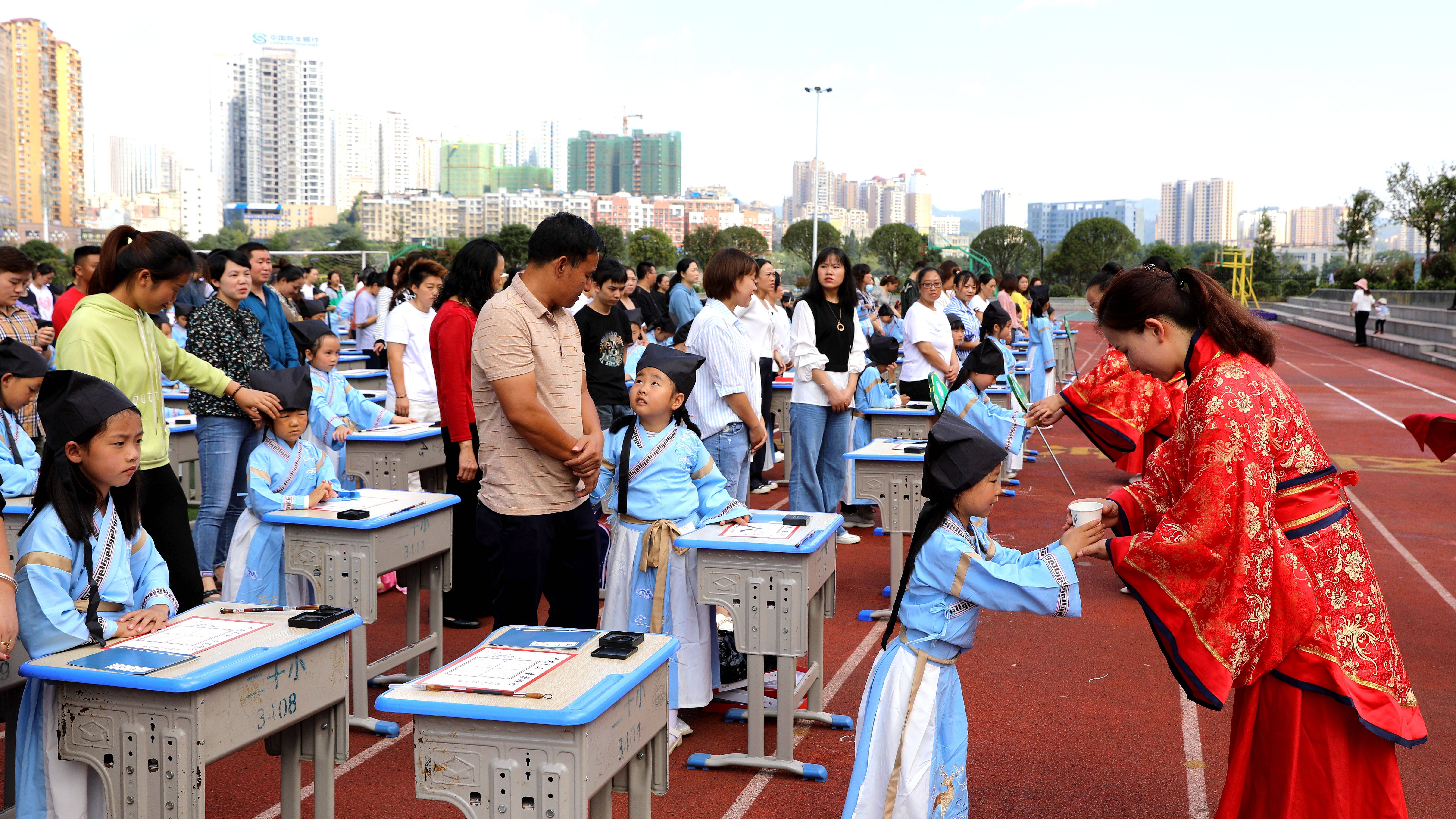 梦想从这里起航毕节二十小举行开笔养正童蒙雅行新生入学开笔礼仪式