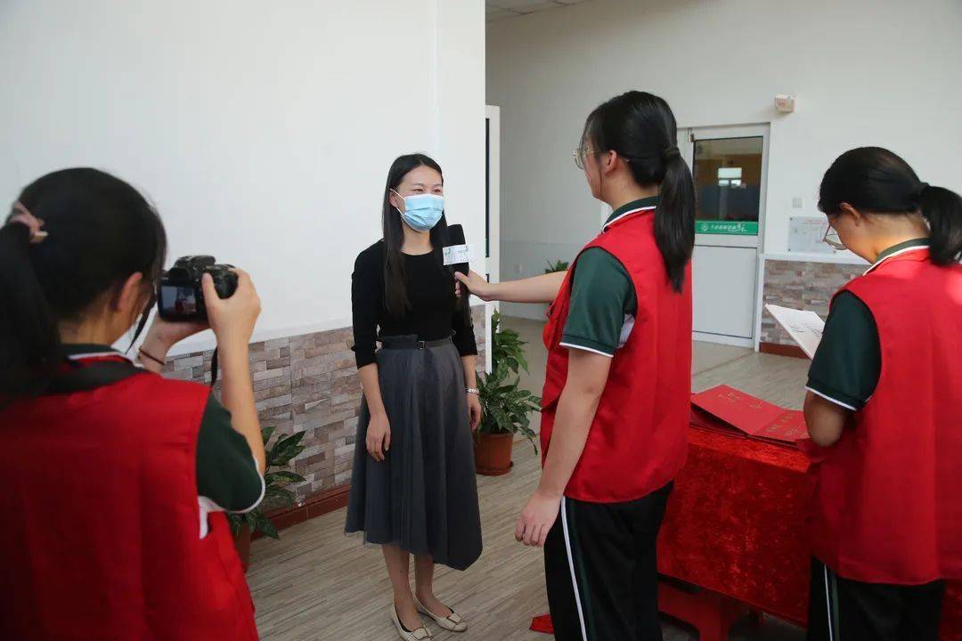 "在课后服务的新闻课堂上,8年级的学生汪嘉仪和同学吴燃一起正在随机