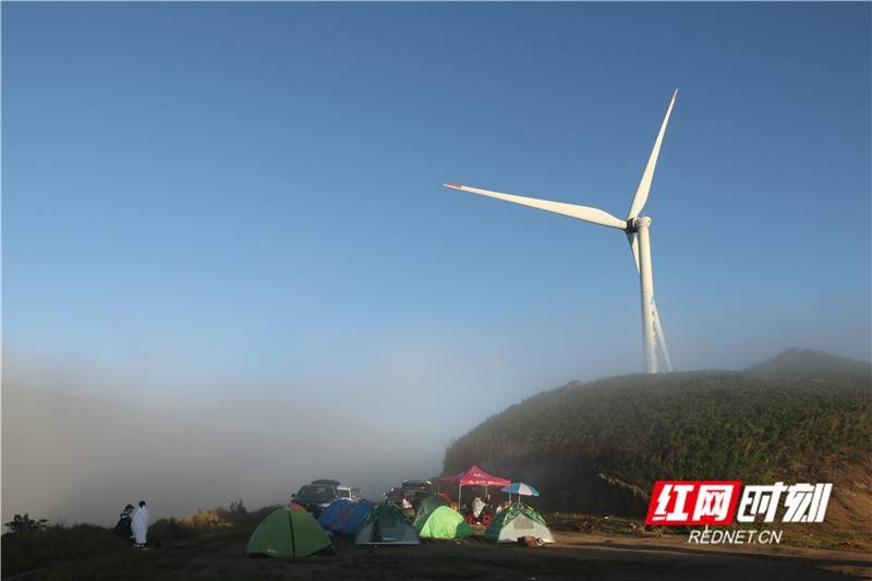 道县洪塘营瑶族乡癞子山,游客在欣赏高山云海景色.