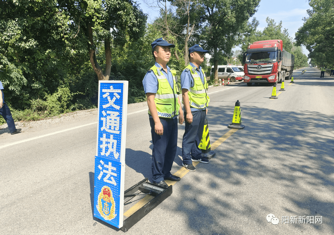 【整治】县公路路政管理大队开展路域环境专项整治行动