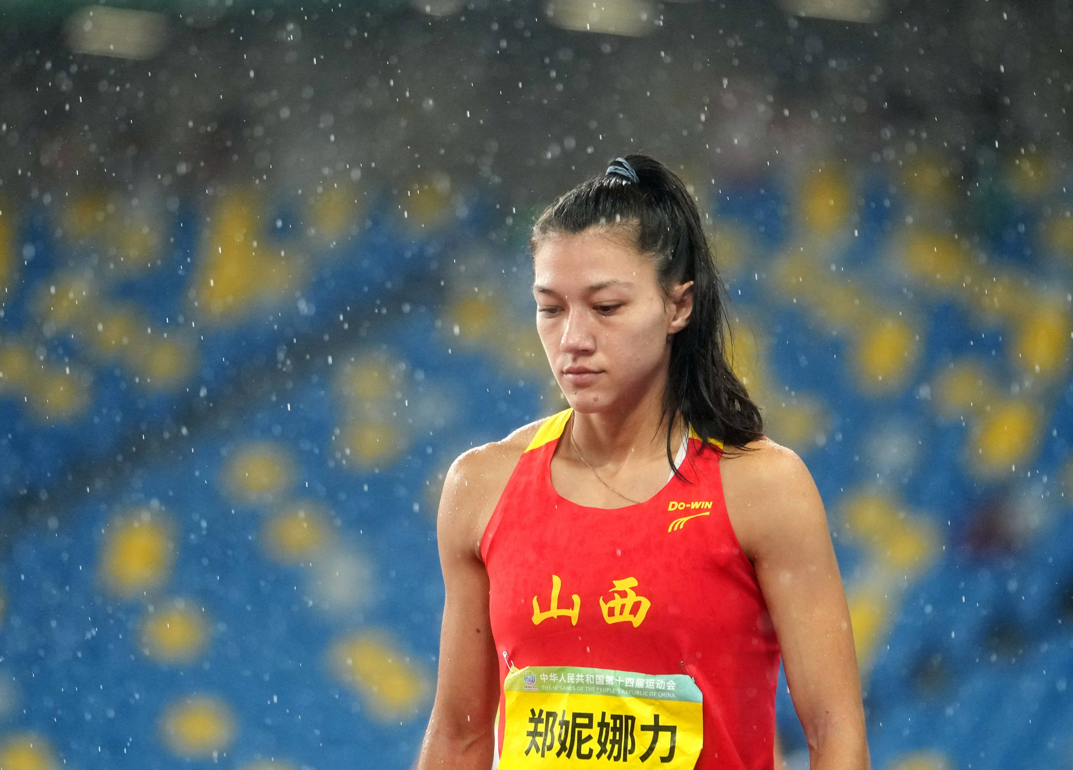 9月25日,山西队选手郑妮娜力在标枪比赛中.