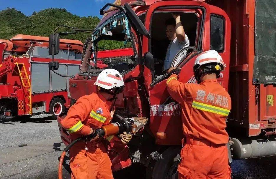 货车追尾驾驶员被困,仁怀消防紧急施救每日一课 | 儿童被困车内引发