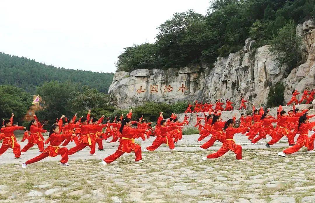 【非遗文化】梁山县"梁山武韵"非遗进景区_武术