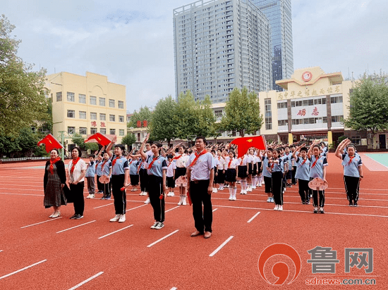 临沂二小开展"童心向党·我向党旗敬个礼"教育实践活动