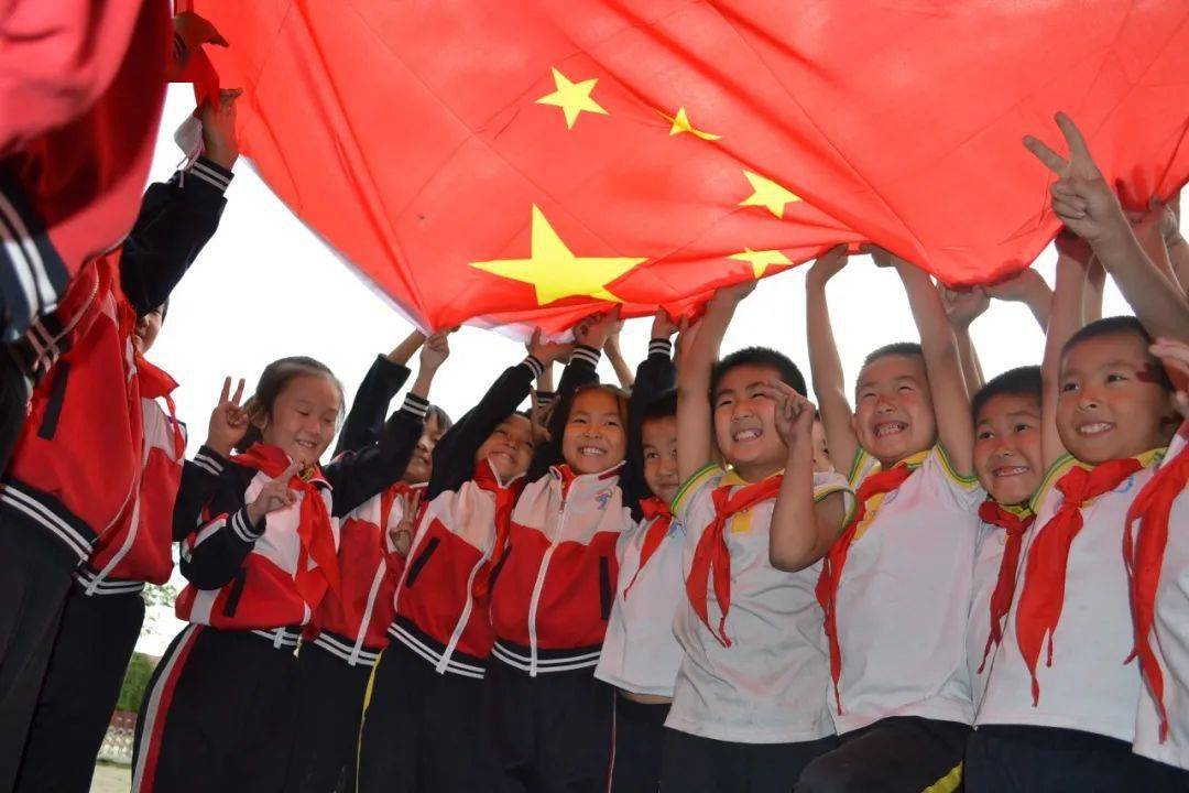 征集主题 我与国旗合个影 征集时间