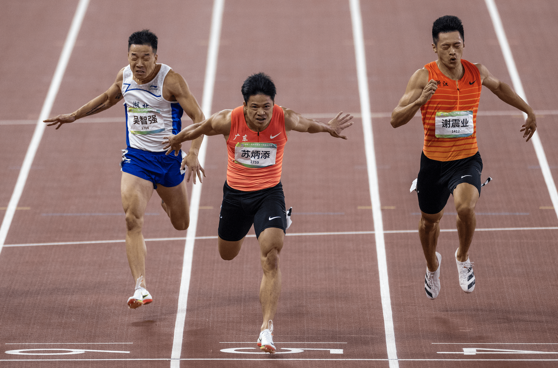 9月21日晚,男子100米决赛,广东队选手苏炳添以9秒95的成绩夺冠.