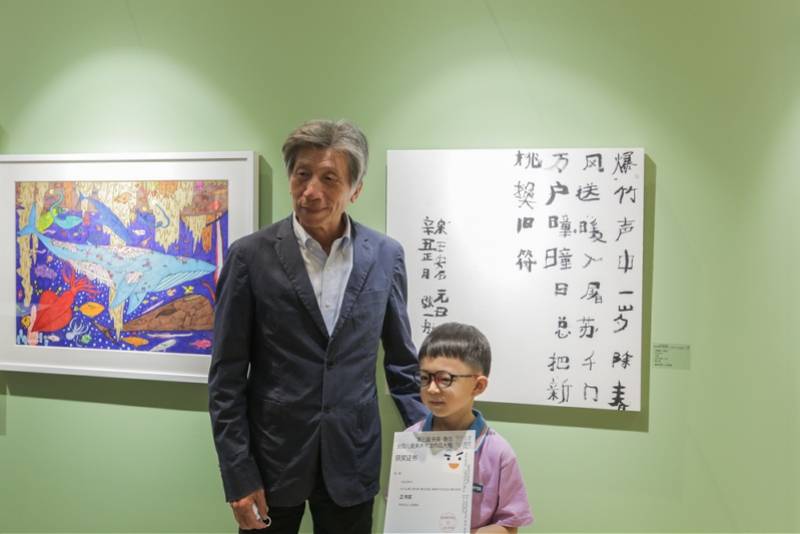 中央美术学院院长范迪安先生和获奖小朋友在展览开幕现场