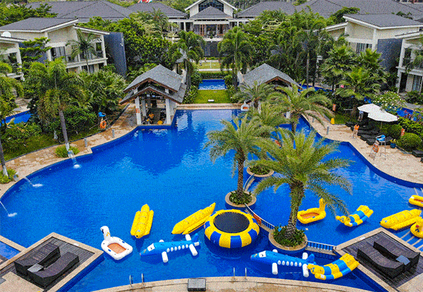 中央的3000平方米泳池畅游;独栋别墅客房更是配备了独立的私家游泳池