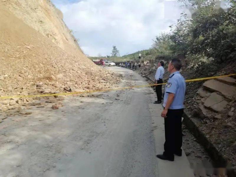 【道路风险预警】山阳县南宽坪镇境内甘沟梁处突发山石塌方