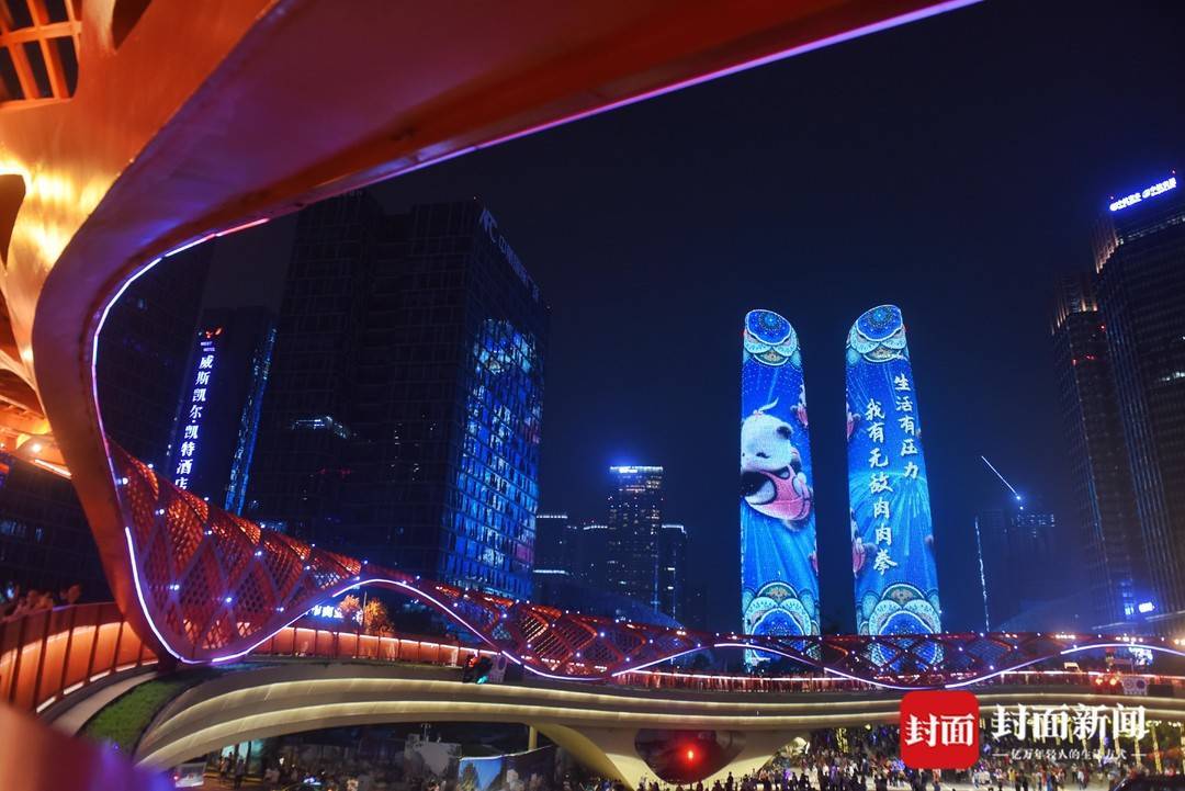国庆期间成都双子塔国庆灯光秀上演交子之环成为打卡拍照热地