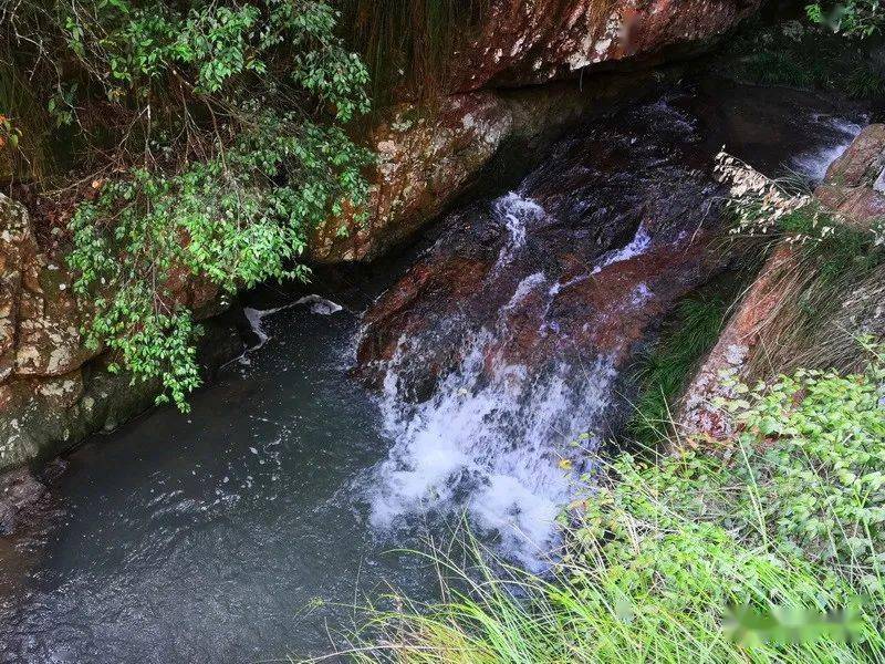 大田这条深山沟里不仅有壮观的瀑布奇石还有迎宾的红地毯