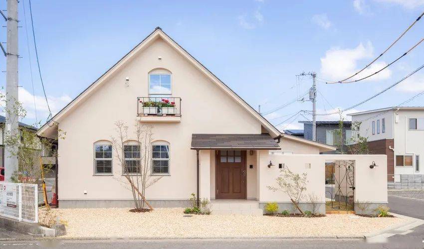 housing top设计这栋以山形斜屋顶为主要造型的独栋别墅是由日本