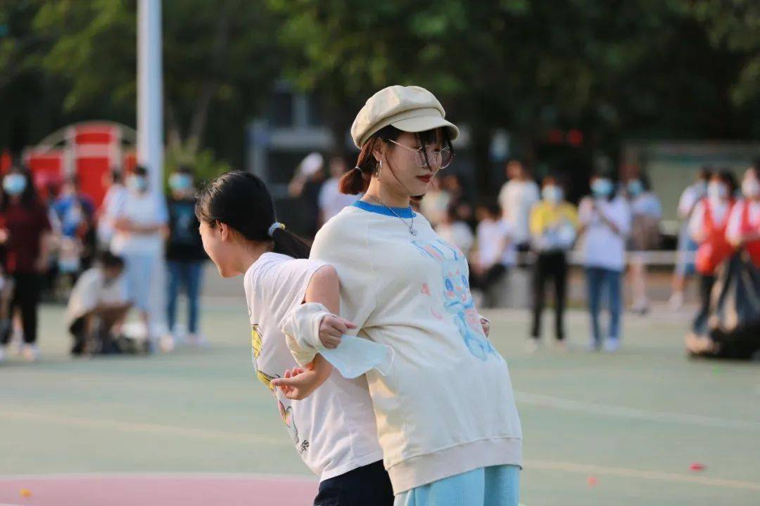 背对背夹球