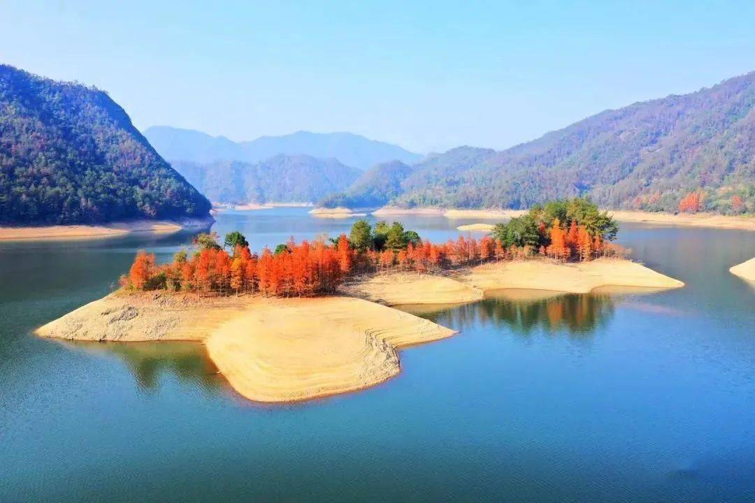 热映中长津湖取景地天台寒山湖湖光山色是大自然赐予人类的视觉盛宴