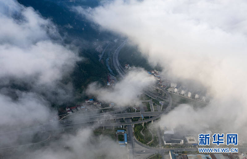 航拍位于湖北省襄阳市保康县的牌坊湾的麻安,呼北高速互通连接.