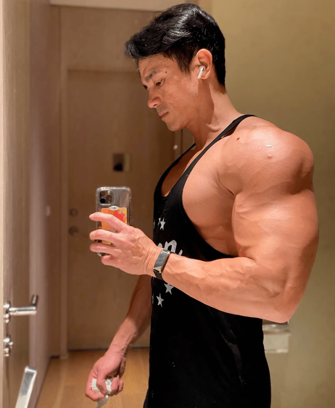 被小s袭胸的肌肉男廖以诺今年50岁了依然是肌肉男神