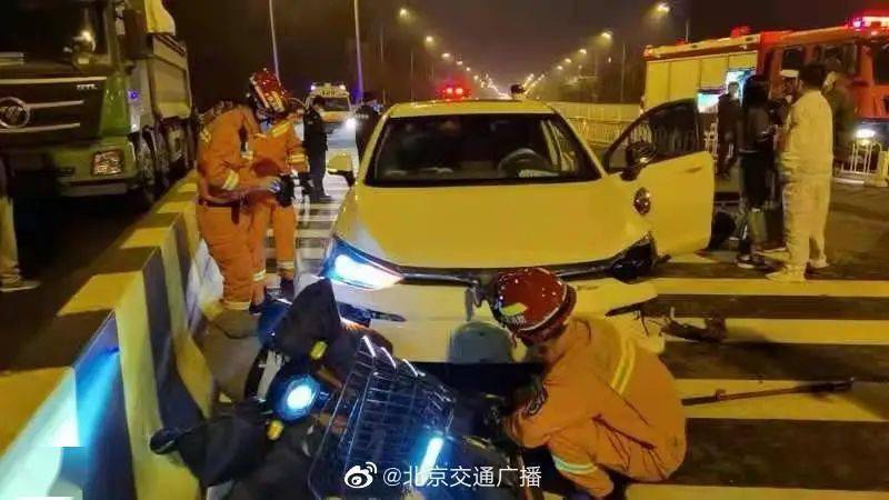 石景山一名行人被卷入车底,消防急速救援!