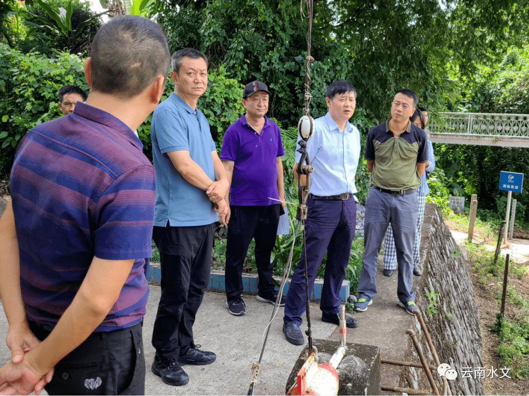 西双版纳州委政法委书记刘超率队到曼安水文站巡查罗梭江水质监测情况