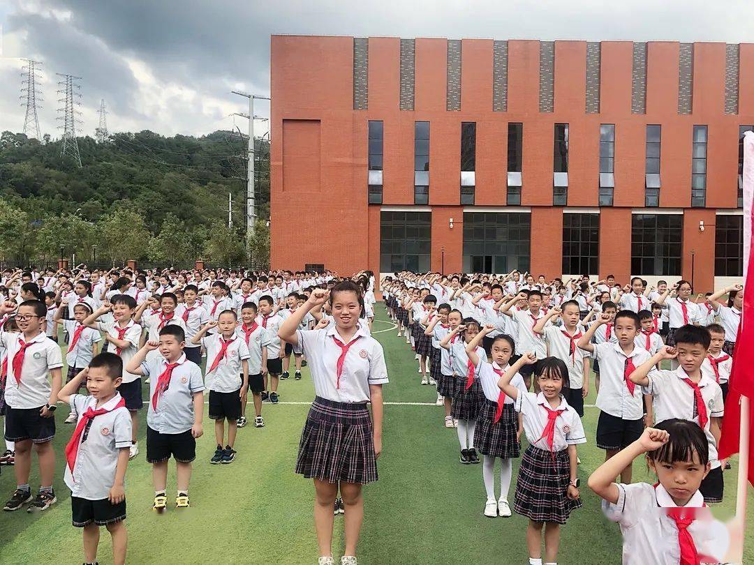 龙岩东山小学在少先队建队日这个特殊的日子里,为二年级的同学们举行