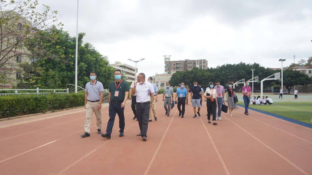 调研组一行在延平中学校长陈益聪的介绍下 ,实地查看延平中学校史馆