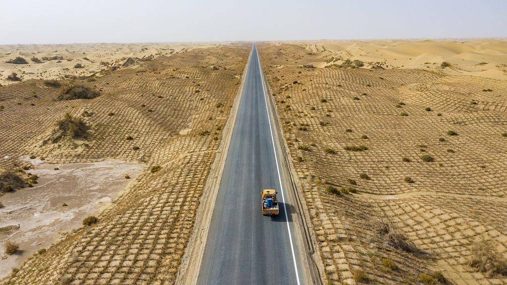 拥有多项世界之最新疆这条沙漠公路进入收尾阶段