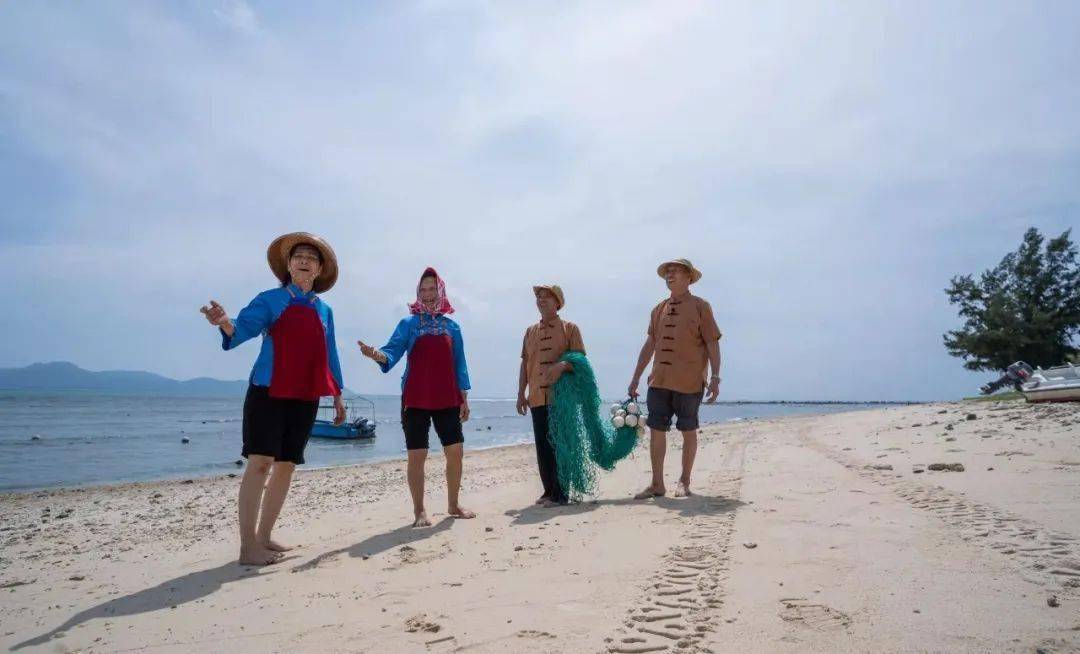 三亚市小东海岸边,疍民唱着疍家咸水歌谣,歌颂幸福生活.