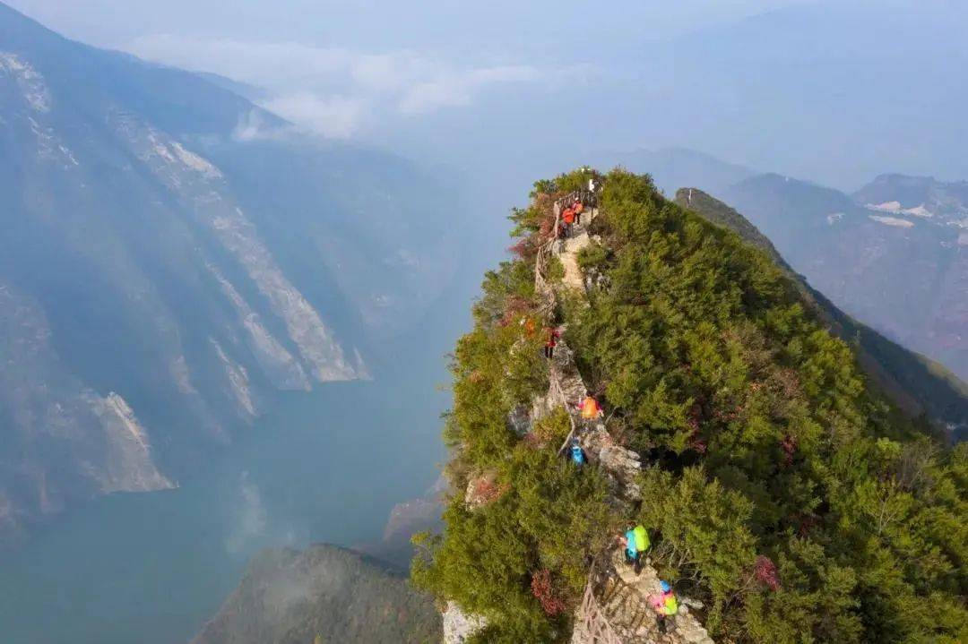 早餐后乘车前往三峡之巅,三峡之巅的名字来源于诗圣杜甫《夔州歌十
