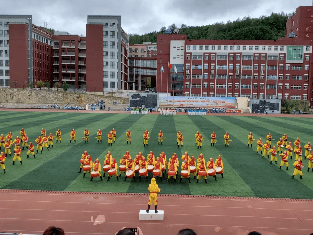 六盘水市第一实验中学举行第三届师生田径趣味运动会开幕式