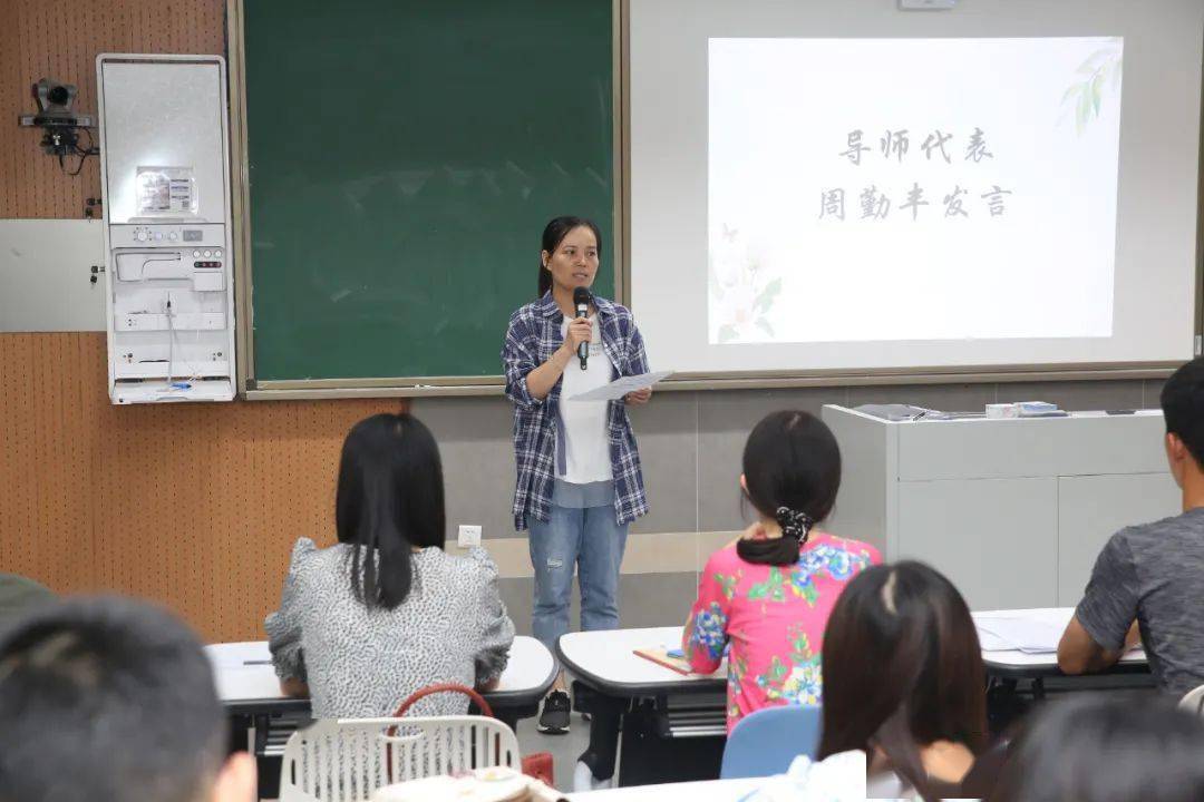 教务主任孙纪明老师宣读了本届见习教师的学科带教师徒结对名单;潘