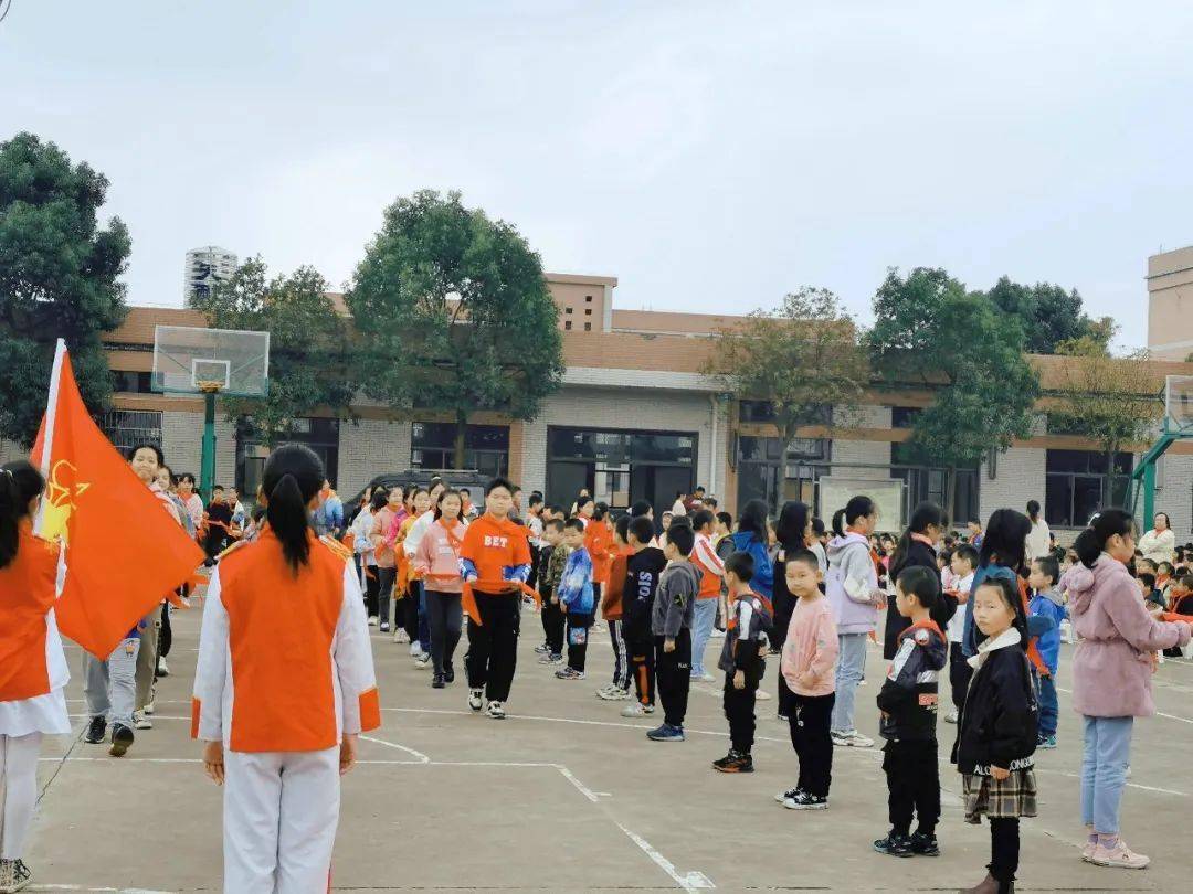 10月13日,玉潭街道大街岭小学退休教师和少先队员齐聚会,庆队日,贺