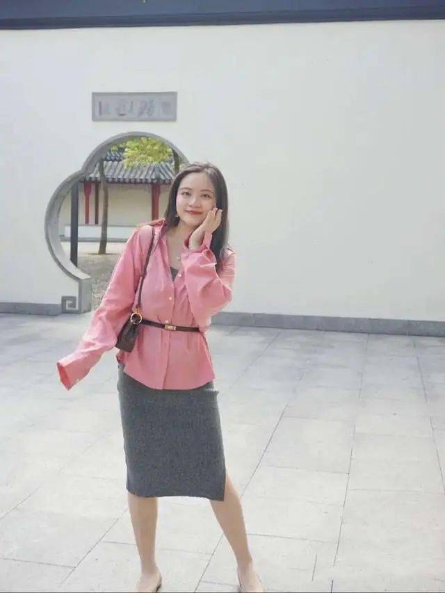 如修身的卫衣,高领的毛衣等等,穿起来都不美观,反而加剧胸部的臃肿感