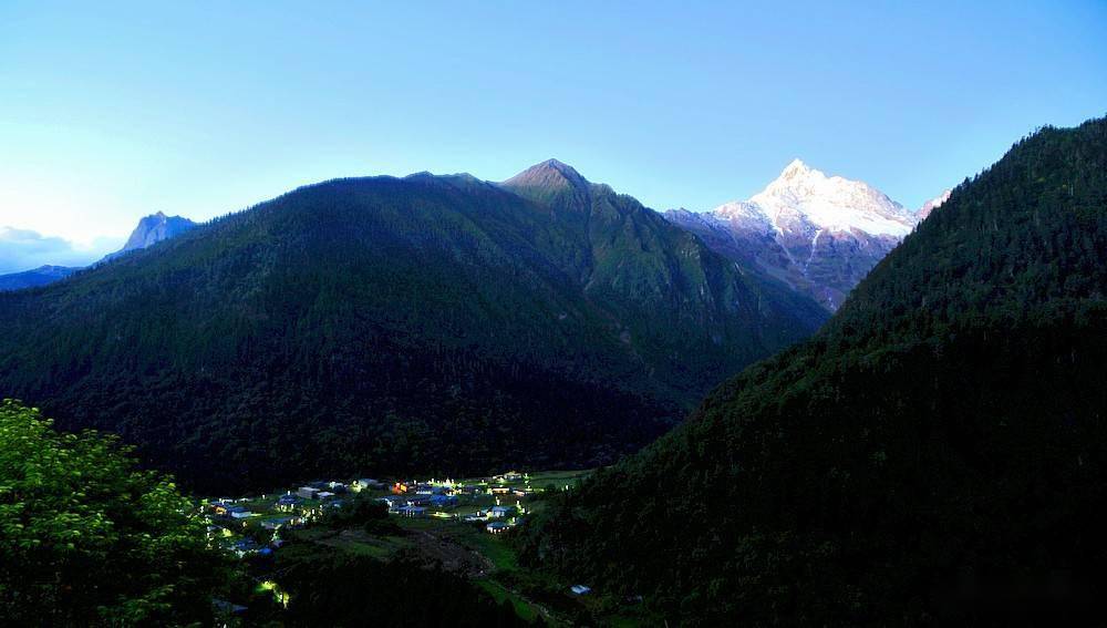 在雨崩村看日照金山,角度独特,有别样的美感