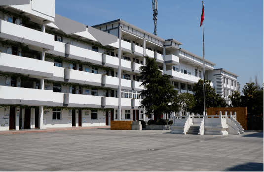 2016年组建东桥小学教育集团,下辖东板桥校区,凤凰园校区,巴黎城校区