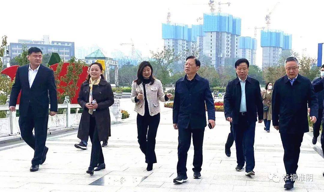 10月21日,市政协主席戚寿余带队调研我区文明城市建设工作,区政协主席