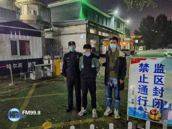 哈市一男子将27台车的倒车镜踹坏,民警10分钟将其抓获