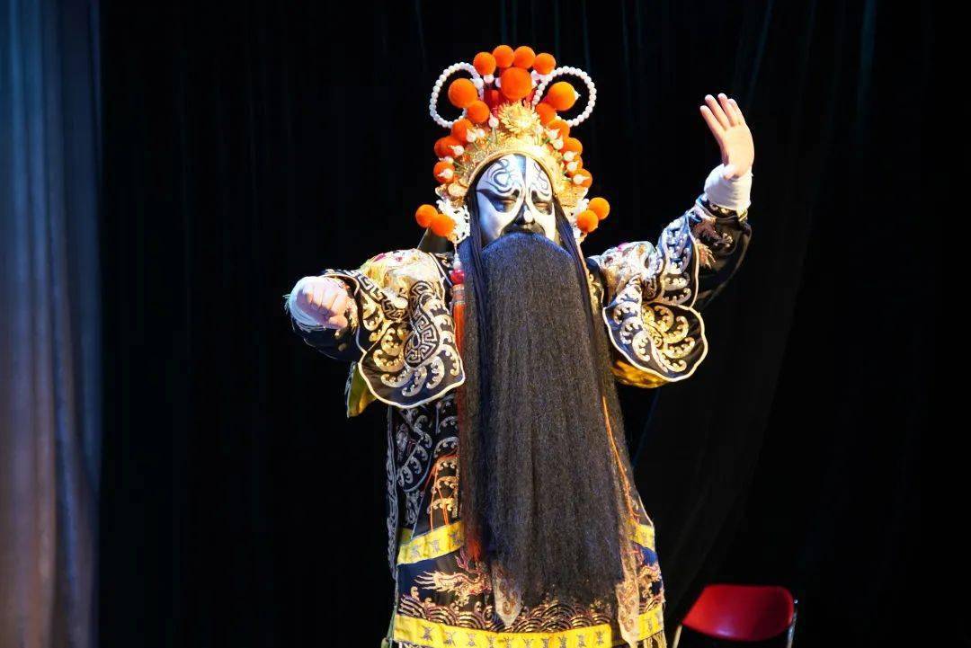 演出部分结束后,主持人孙明玉与罗帅,吴玉环两位主演一起引导观演师生