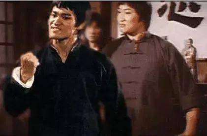 (洪金宝与李小龙合作电影《龙争虎斗》剧照)洪金宝是一位多才多艺的