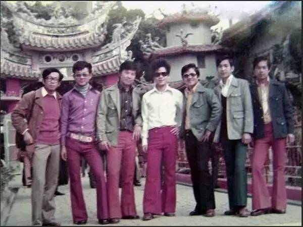 剧中"三浦友和"穿着喇叭裤的形象帅到天崩地裂,让无数少男少女为之