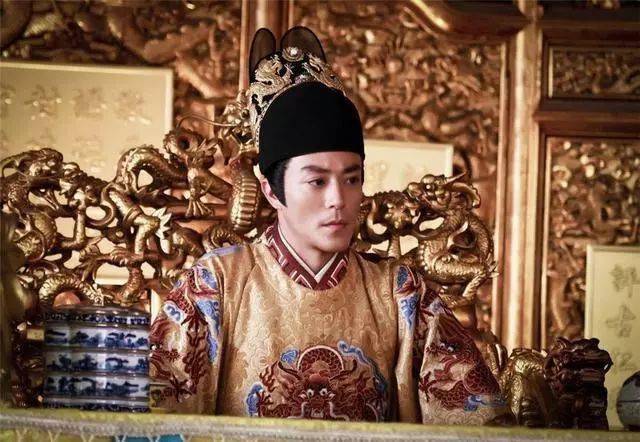 殿下的守卫大声喝止,他高喊:"朕太上皇帝也."守卫只得唯唯而退.