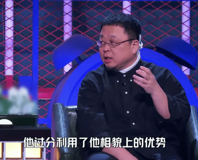 笑起来占了半张脸的嘴巴,头顶那一撮被他称为「克什米尔」地区的碎发